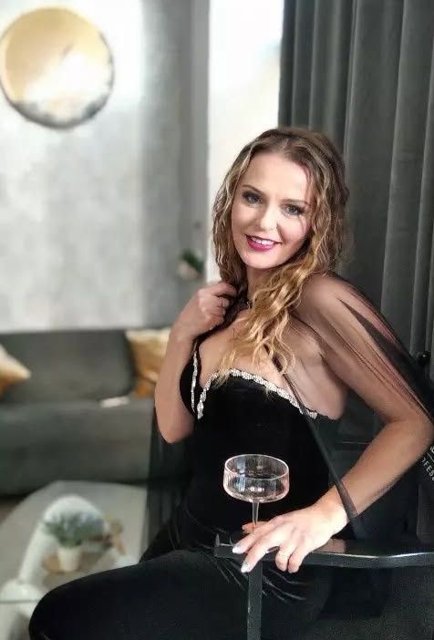 Klientes vakara tēls ar cirtām un grimu Beauty Mood salona atpūtas zonā